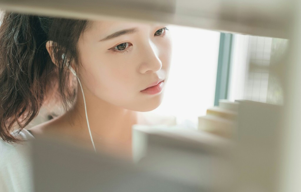 看着一副任凭打骂绝不还口的臣子，刘璋突然间感觉到来自这个世界深深地恶意，这些臣子们，难道已经决定要抛弃自己了吗？